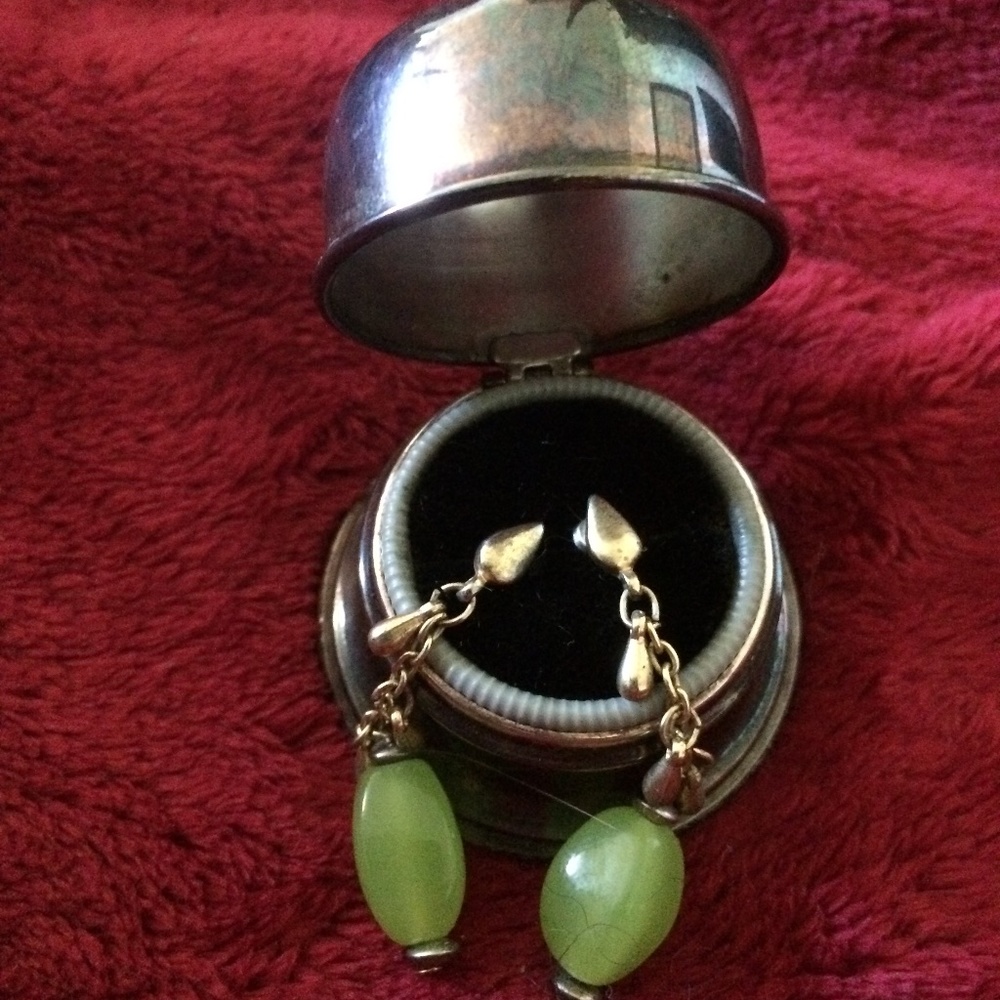 Vintage Beautiful Ladies pierced earrings